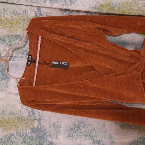 Ribbed texture long sleeve camel color wrap tie shirt size large secret charm - Picture 3 of 5